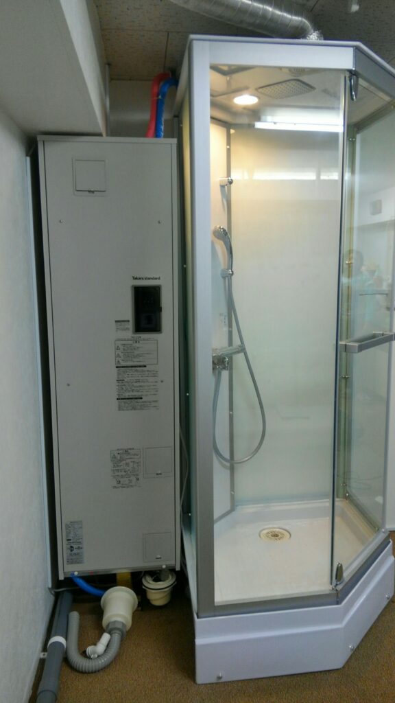 MKクリエーションのシャワーユニットを電気温水器を利用して設置した様子