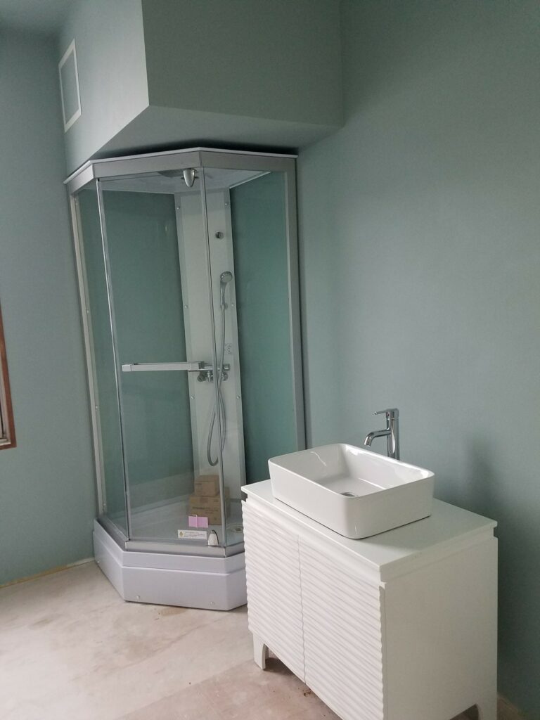 MKクリエーションのシャワーユニットと洗面台の施工例