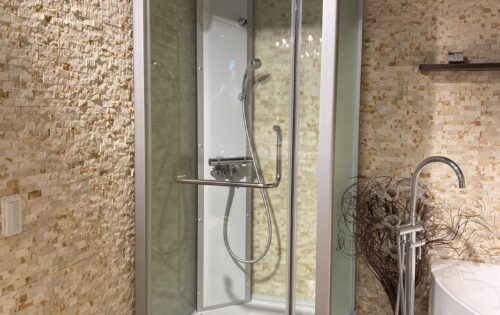 ガラス張りシャワーユニットの展示　MKクリエーション